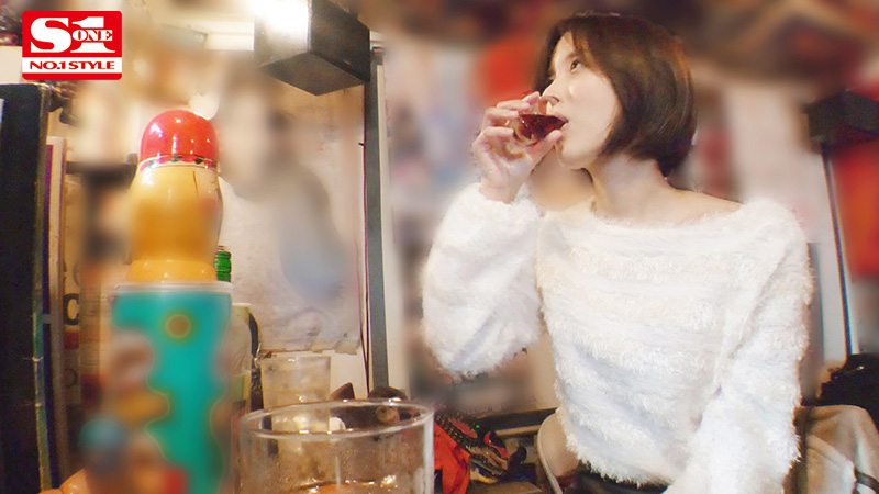 酔わせたら9割9分ヤレる女 ～酒入ると下半身ゆるゆるパンチラしっぱなしオンナと朝までSEX～ - Image 3