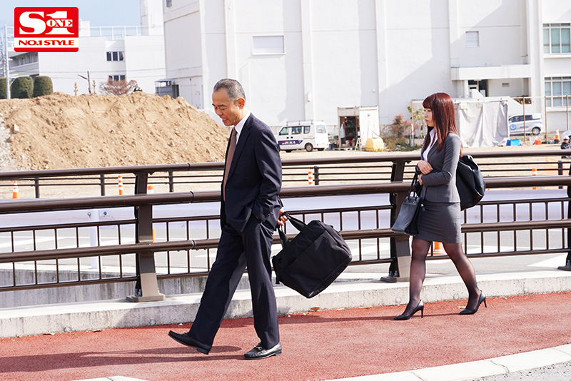 大嫌いなセクハラ上司と温泉旅館で強制相部屋させられて…絶倫中年オヤジに無理やりイカされ続けたチェックアウトまでの12時間 - Image 2