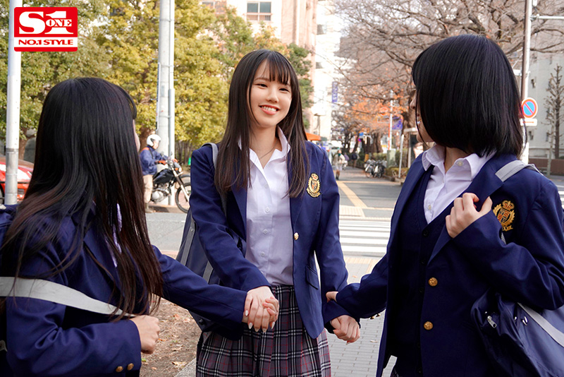お小遣いのために嫌々だけどオヤジに春を売る女子●生 - Image 3