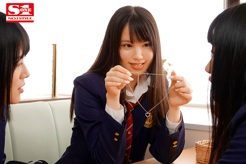お小遣いのために嫌々だけどオヤジに春を売る女子●生 - Image 2
