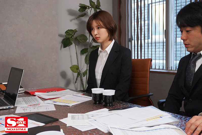 美人上司と童貞部下が出張先の相部屋ホテルで…いたずら誘惑を真に受けた部下が追撃射精の絶倫性交 - Image 2