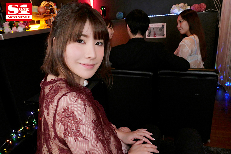 105㎝Jカップ密着させながら自ら興奮して裏オプ(本番)誘惑してくる人気No.1おっパブ嬢 有栖花あか - Image 3