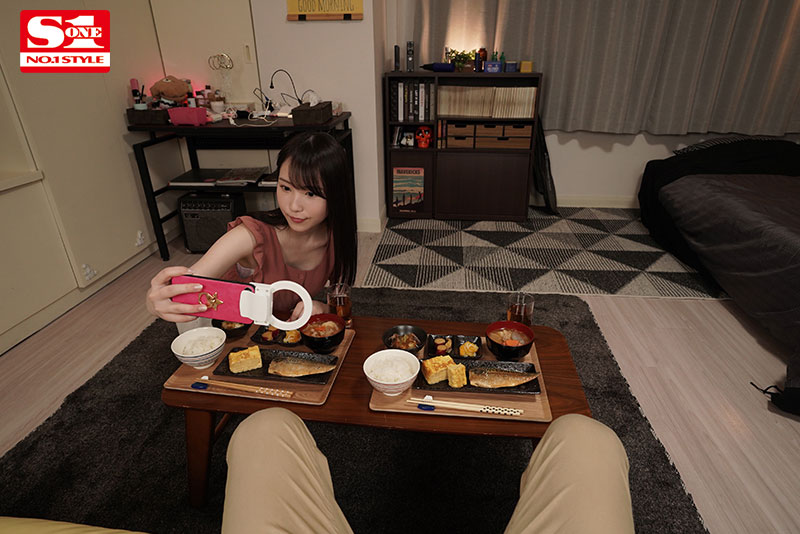 香水じゅんを紹介します。料理上手でマッサージと耳かきで癒してくれるド直球美少女とのプライベートを満喫するドッキドキのハメまくり究極同棲VR - Image 5