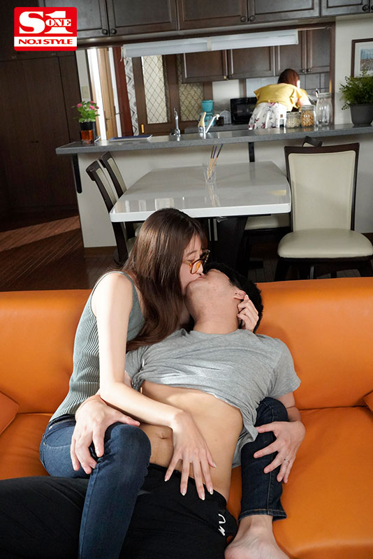 今ここで喘ぎ声出したらイケナイでしょう? お姉さんがベロキスでお口チャックしたままこっそりSEXシテあげる - Image 3