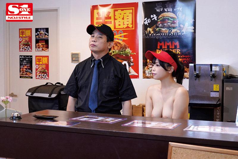 私と大好きな彼氏、そして優しい店長 3人きりの深夜勤務アルバイト - Image 10