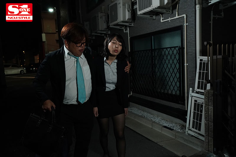 出張先で軽蔑している中年セクハラ上司とまさかの相部屋に…朝まで続く絶倫性交に不覚にも感じてしまったHカップ新入社員 - Image 2