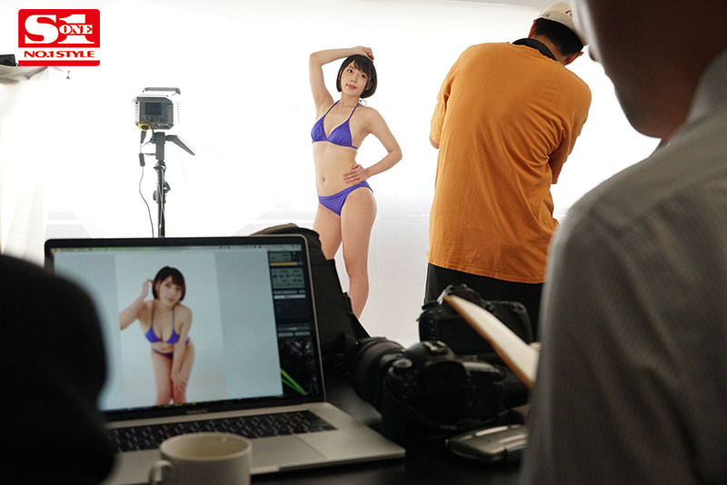 オタク達に輪わされ犯された人気恵体グラドル - Image 2