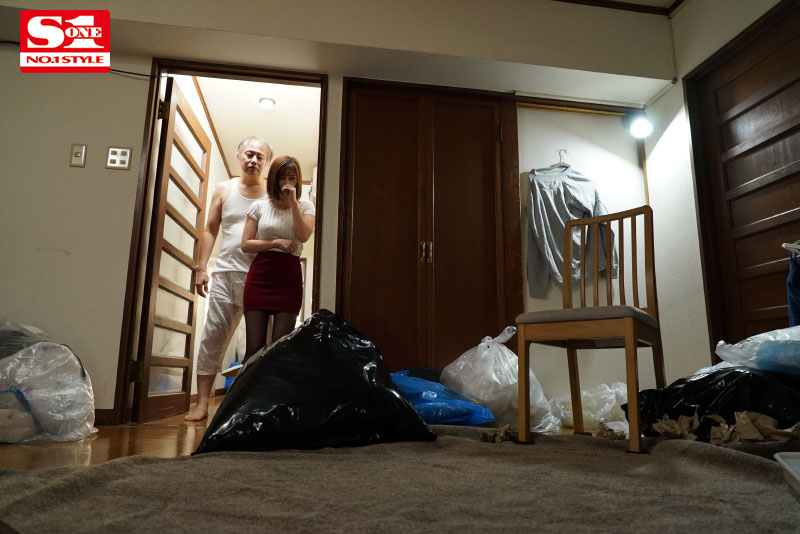 汚いゴミにあふれたキモいニート爺の部屋で犯され続けたのに…人妻の私は生まれて初めてのとめどない絶頂を経験した。 - Image 2
