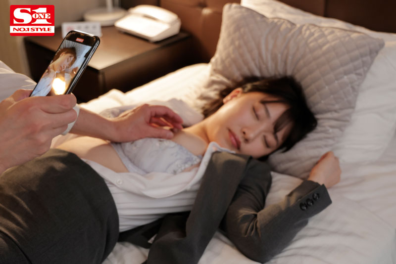 出張先で軽蔑している中年セクハラ上司とまさかの相部屋に…朝まで続く絶倫性交に不覚にも絶頂を繰り返すGカップ童顔新入社員 - Image 4