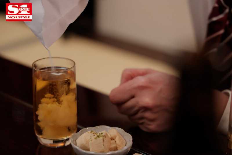 出張先で軽蔑している中年セクハラ上司とまさかの相部屋に…朝まで続く絶倫性交に不覚にも絶頂を繰り返すGカップ童顔新入社員 - Image 3