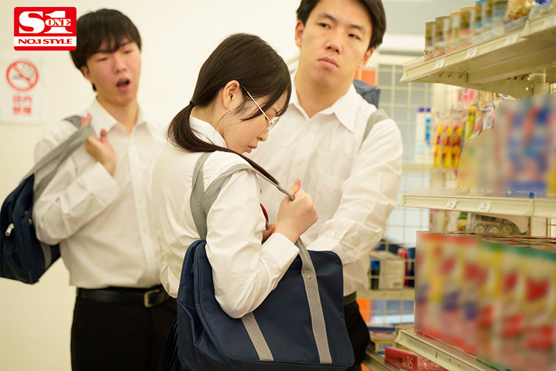 漏らしちゃうほどイカされ続けた万引き少女 失・禁・制・裁 - Image 2