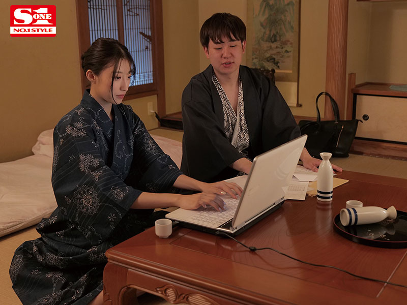 憧れの美脚上司と出張先でまさかの旅館相部屋・・・酔ってはだけた浴衣から覗く純白肌に下心爆発した僕は。 - Image 3