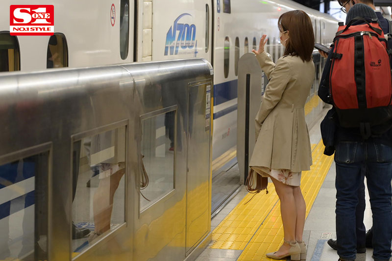 毎日セックスしないと気が済まない絶倫妻は夫を出張に見送った30分後には他人棒に跨り腰を振っていた… - Image 8