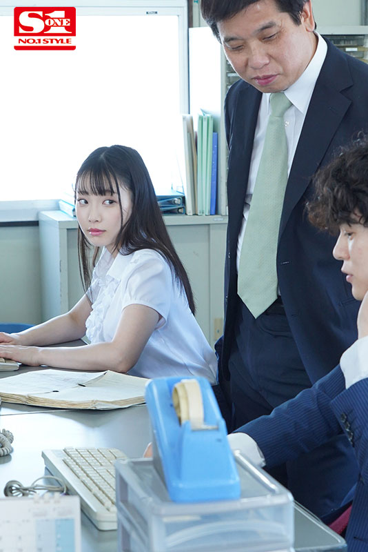 出張先で軽蔑している中年セクハラ上司とまさかの相部屋に…朝まで続く絶倫性交に不覚にも感じてしまったむっちり早熟ボディ新人社員 - Image 2
