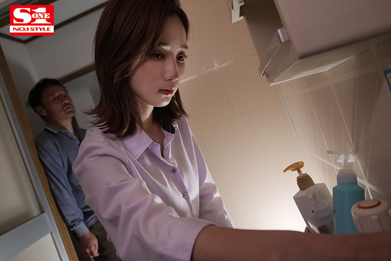 (マンション管理会社勤めの)プライド超高い女上司のクレーム先は、ゴミ部屋に住むオヤジ宅。大嫌いな上司が汚される姿を見て部下の僕は、死ぬほど嬉しいドヤ勃起。 - Image 3