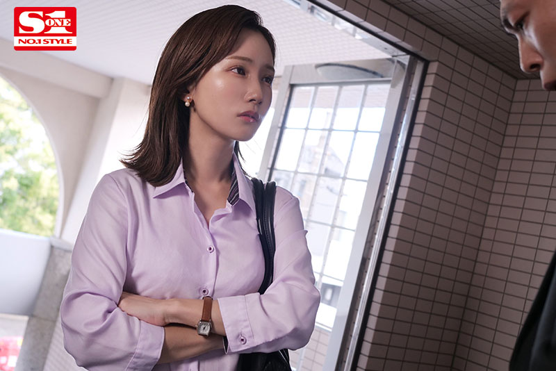 (マンション管理会社勤めの)プライド超高い女上司のクレーム先は、ゴミ部屋に住むオヤジ宅。大嫌いな上司が汚される姿を見て部下の僕は、死ぬほど嬉しいドヤ勃起。 - Image 2