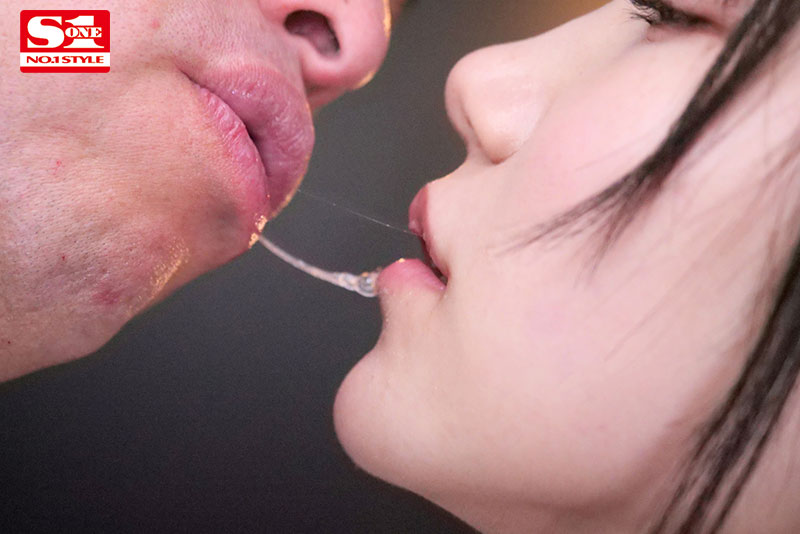 おじさん大好き美女が中年オヤジと涎だくだく接吻ねちょねちょで絡み合う超濃厚ベロチュウ性交 - Image 3