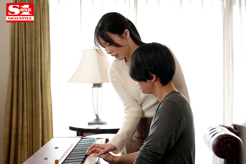 押せば100%ヤレそうな優しいピアノ講師との密着マンツーレッスン - Image 4