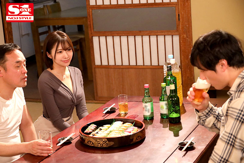昔から大好きだった幼馴染が親父の女になって僕に性行為をわざと覗かせてくる。 - Image 3