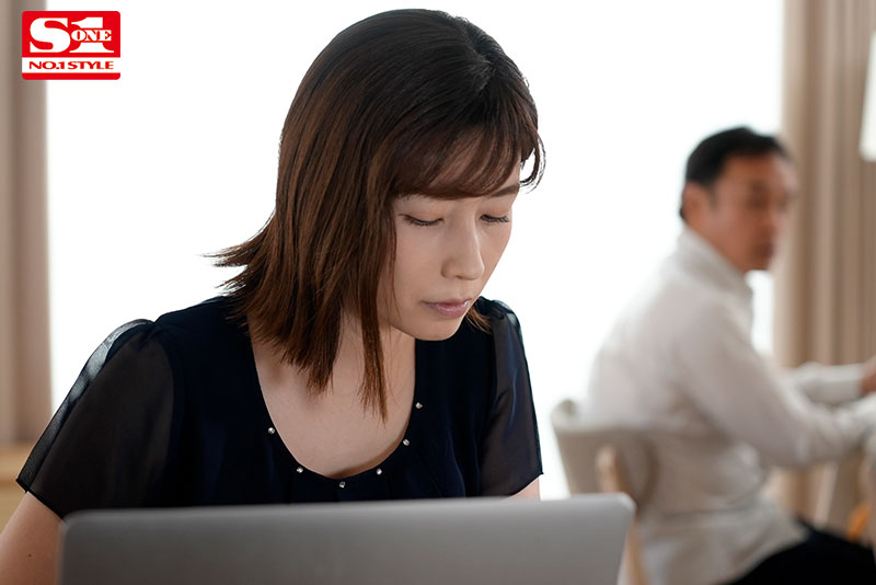 旦那の兄の薄壁一軒家に夫婦で転がり込んで夜の営みも出来ず身近な義兄チ〇ポに手を出した人一倍性欲の強い肉欲妻 - Image 2
