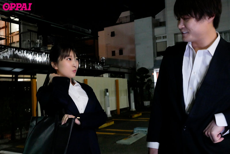 会社の飲み会で終電を逃した僕に「うちに泊まっていきます？」と巨乳の後輩女子が小悪魔な囁き。部屋着の胸チラ誘惑に負けて何度もSEXした - Image 2