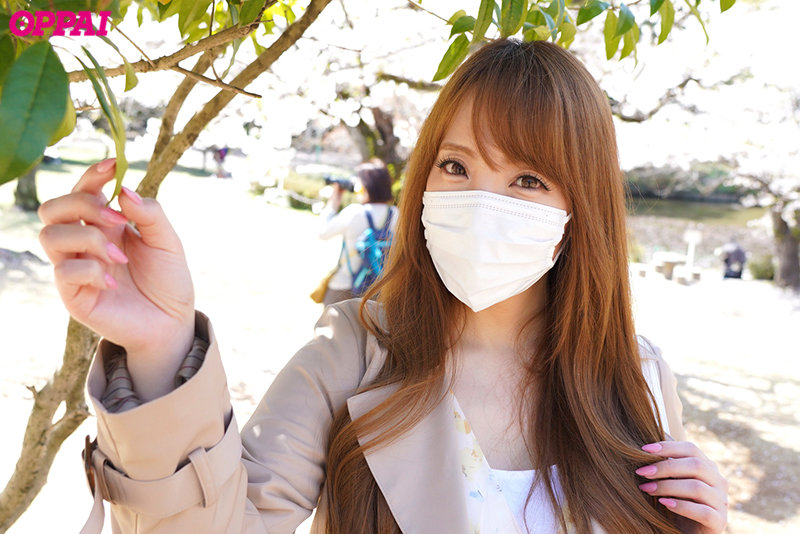 在宅明けで演技台本一切無し！世界一女優Hitomiが欲望剥き出しで貪り合いSEX - Image 2