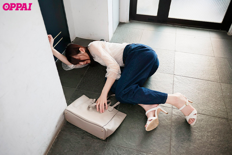 初VR！倒れていた隣家のクビレ巨乳お姉さんが風俗嬢！ 看病のお礼に朝まで１５のフルオプションお泊りコース恩返し - Image 3