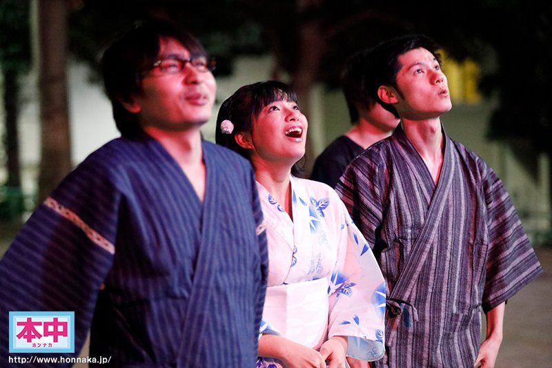 花火大会の夜、狂わせた突然の大雨片思いのクラスメイトと駆け込んだラブホ相部屋雨宿り中出し - Image 2
