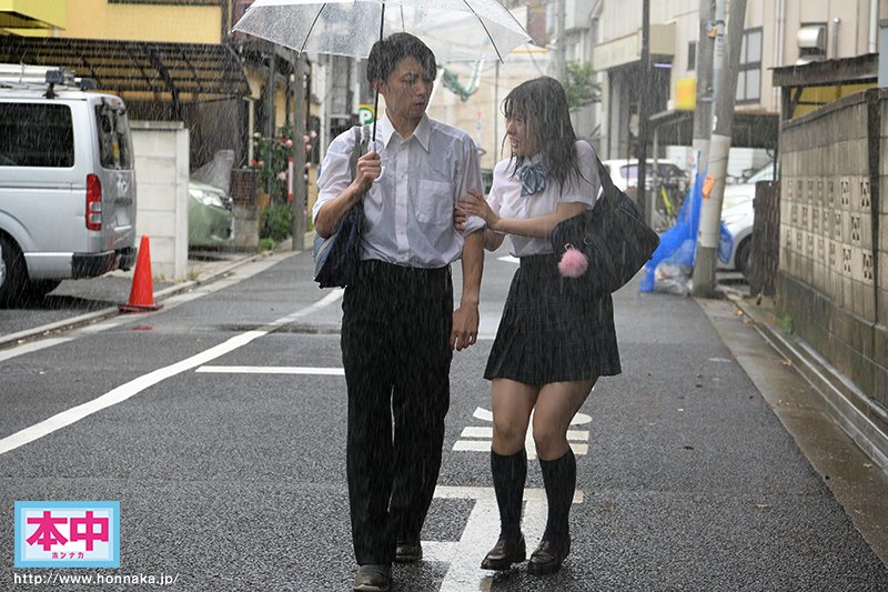 雨宿り濡れ透け制服J●をねっちょりオヤジがズブ濡れ種付けプレス - Image 2