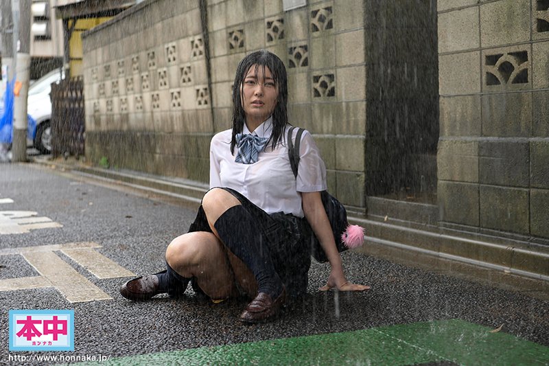 雨宿り濡れ透け制服J●をねっちょりオヤジがズブ濡れ種付けプレス - Image 3