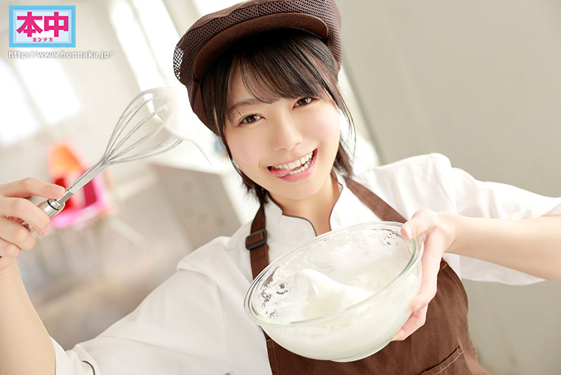 ショートカットの美人パティシエお姉さん ナマで激イキッ！激・激・激ピストンと同時の快感中出しSEX - Image 2