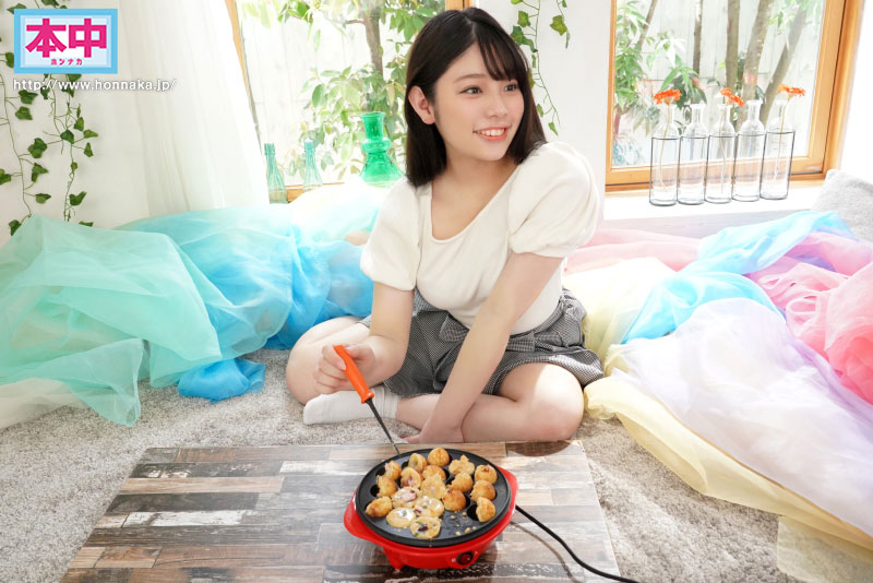 新人 18歳 明るい笑顔のお目目クリクリぷにぷにキュートな関西美少女 女子大生本物中出しAVDebut - Image 2