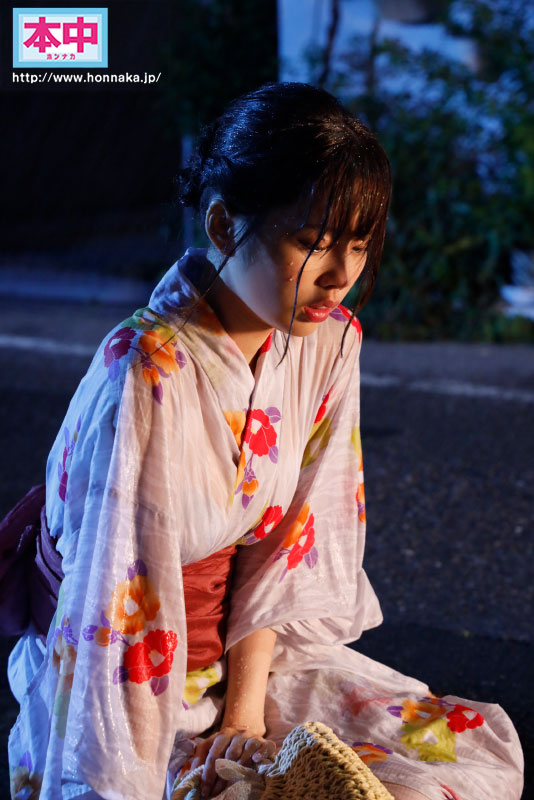 花火大会の夜、狂わせた突然の大雨 失恋して傷心びしょ濡れクラスメイト女子と駆け込んだラブホ相部屋雨宿り中出し - Image 3