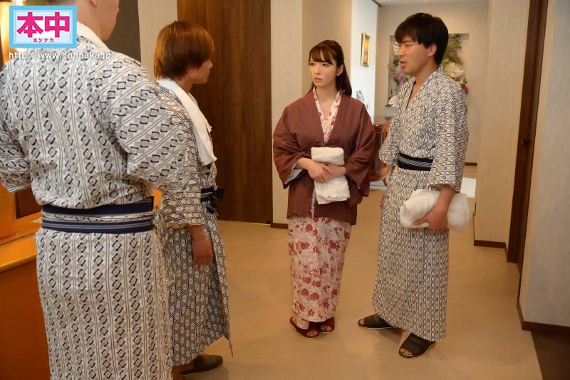 友達と行った温泉宿で不倫中の巨乳上司と部下を発見。混浴温泉に呼び出して何度も何度も中出しした。 - Image 2