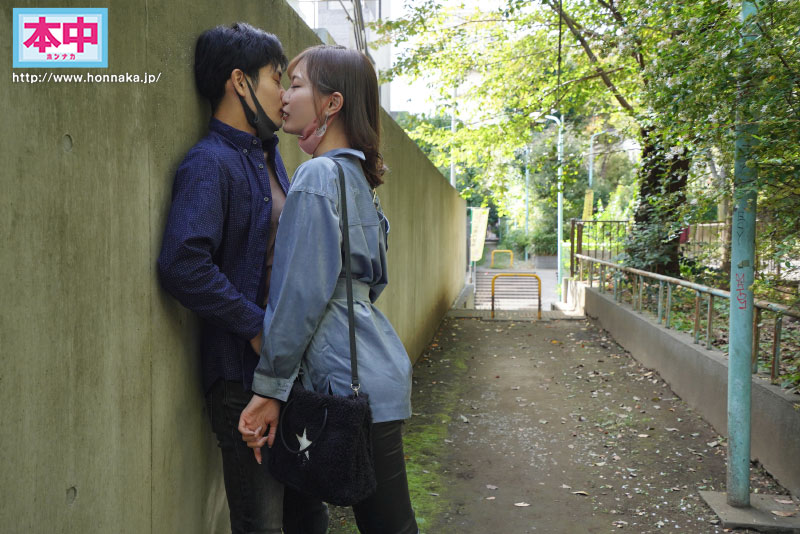 ちんちんおっきしたらホテル行きだよ 彼女が在宅中、昔の好きだった先輩に誘われて密着囁き野外デートで勃起したら即ラブホゲームに負けて何度も何度も中出ししてしまった。 - Image 2
