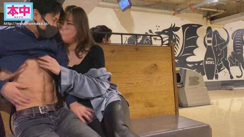ちんちんおっきしたらホテル行きだよ 彼女が在宅中、昔の好きだった先輩に誘われて密着囁き野外デートで勃起したら即ラブホゲームに負けて何度も何度も中出ししてしまった。 - Image 4