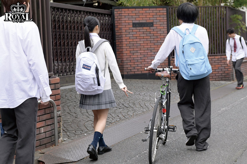 隣に引っ越してきた学園のアイドルに勃起を見られてしまうが、恥ずかしがりながらも、ドスケベに豹変。 - Image 2