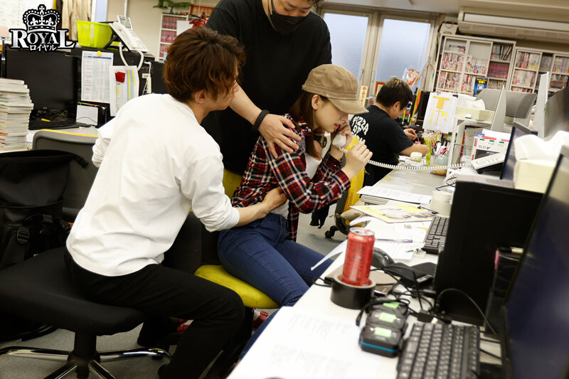 AV制作会社のADなら肉便器になっても当然だろww　無理矢理、性処理係任命！行列の出来る鬼中出し追撃プレス - Image 3