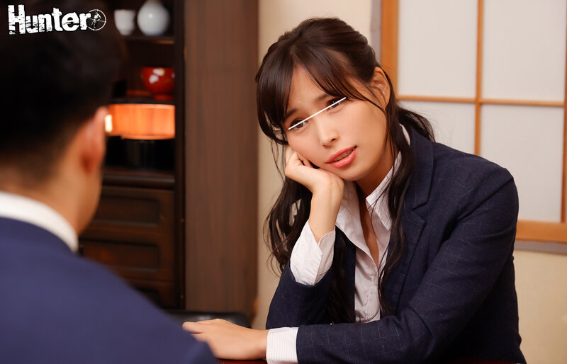 目が覚めると…欲求不満の巨乳女上司がボクを押さえつけて汗だく騎乗位イキ！出張先の宿がボクの手違いで女上司と相部屋に！不機嫌な女上司を… - Image 3