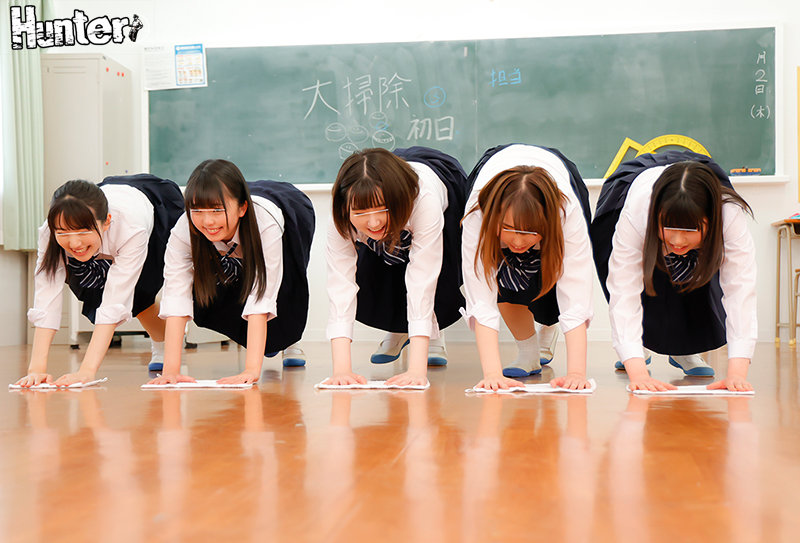 男はボク1人の学校の大掃除はパンチラ天国！見渡せば視界に広がる無数のパンチラに大興奮！2　去年まで女子校だった学校に編入したら男はボク1人！ - Image 4