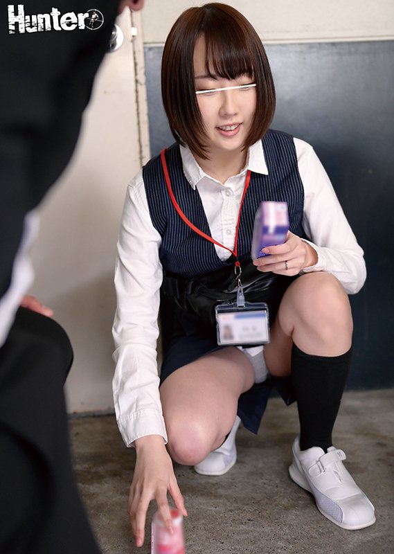 一生懸命働くキレイな女性（看護師、教師、OL）は自分がパンチラしている事に気づかないほど仕事に夢中。その無防備なパンチラが男の勃起を誘発！２ - Image 4