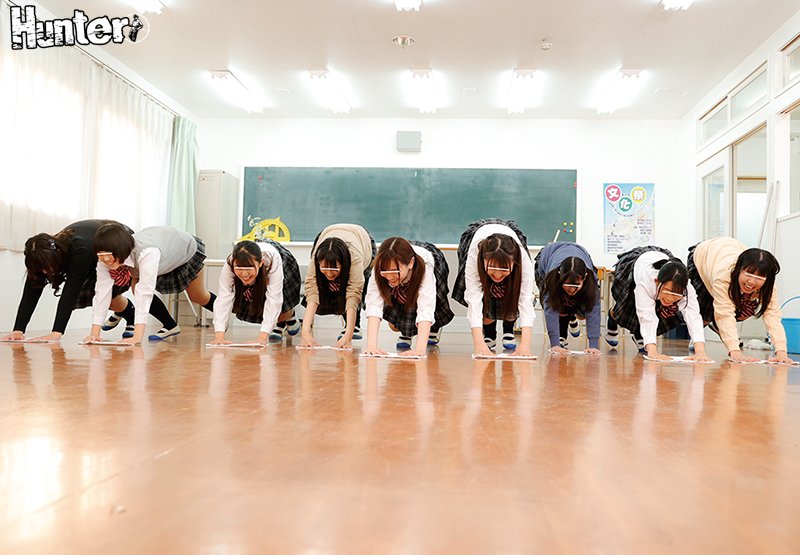 男はボク1人の学校の大掃除はパンチラ天国！見渡せば視界に広がる無数のパンチラに大興奮！去年まで女子校だった学校に編入したら男はボク1人！ - Image 2