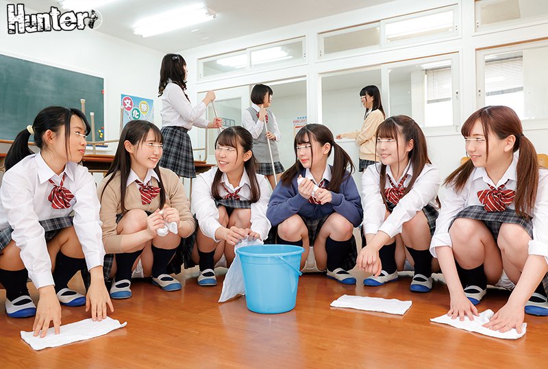 男はボク1人の学校の大掃除はパンチラ天国！見渡せば視界に広がる無数のパンチラに大興奮！去年まで女子校だった学校に編入したら男はボク1人！ - Image 5