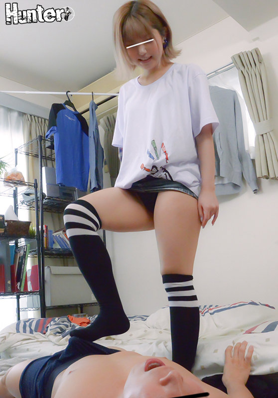 アパートの階段に溜まっているヤンキー女子たちがカワイくてエロ過ぎる格好をしているので思わずガン見したら…引っ越した先のアパートは治安が悪くて - Image 6