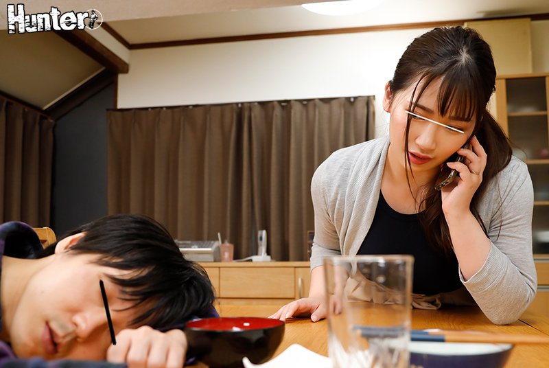 『えっ何？気持ち良すぎる！』目が覚めるとすでに3P！『夢なの？』いやいや現実！エロ過ぎる若妻たちから交互に何度も強制中出しを繰り返されて…！ - Image 4
