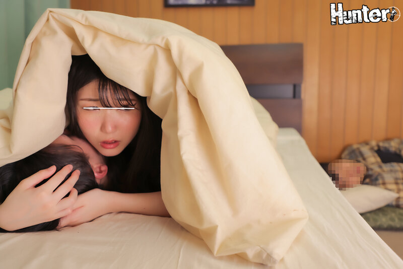 『ダメ！そんなに激しく突いたら声が出ちゃうよ…』彼が寝ている横で彼の親友と布団の中でバレないように濃厚スローセックス！お互い我慢できなくなり - Image 5