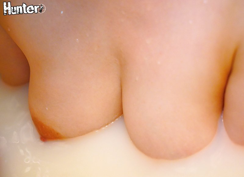 『ここで射精しても分からないよね…』巨乳すぎる義姉と入浴剤で白く濁ったお風呂でお酒まで用意して本格的な温泉ごっこしていたら…。 - Image 5
