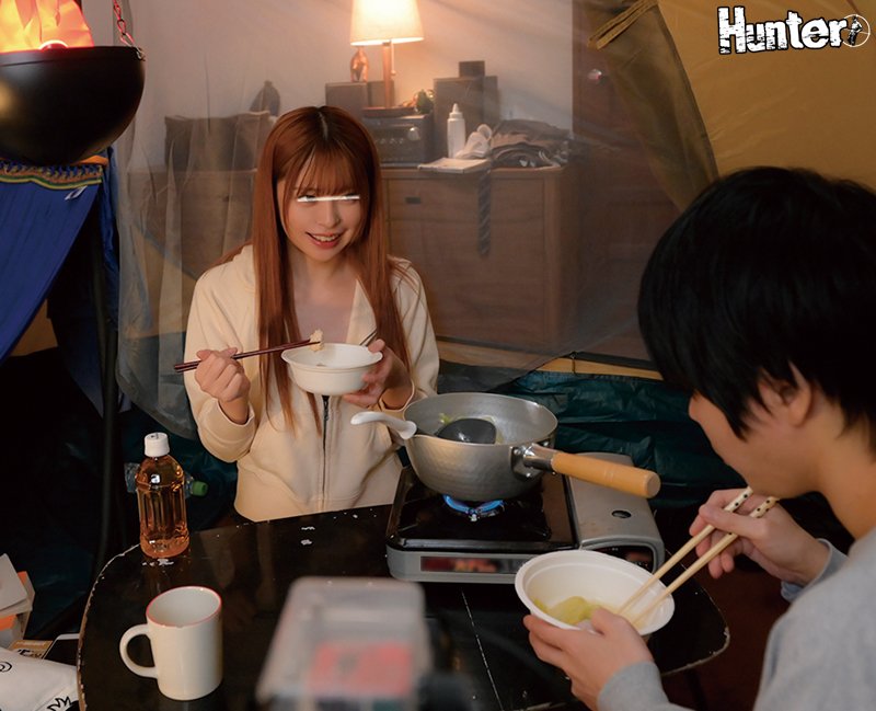 「私も一緒に泊まりたい！」学校がイヤになって自分の部屋でソロキャンプ。ボクを心配して来た幼馴染と狭いテントの中で2人きり密着添い寝！！ - Image 4