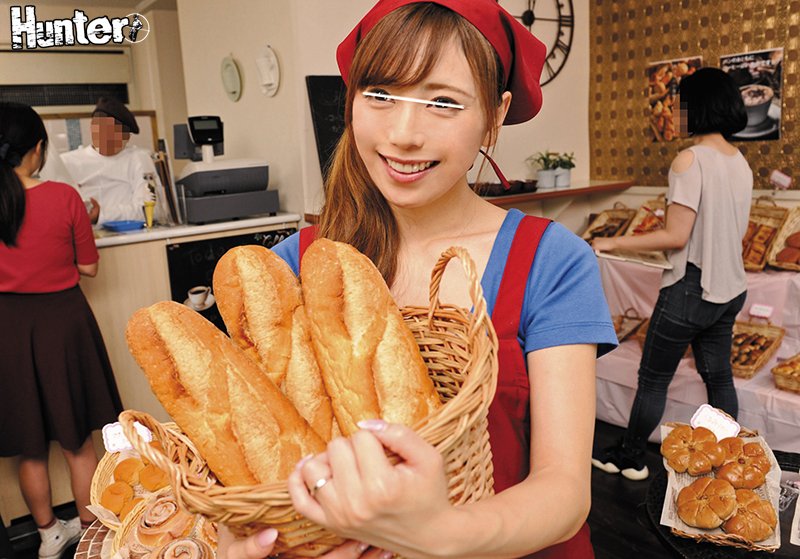 その突き出したデカ尻のパンティラインはわざと！？ボクのバイト先のパン屋の若妻パートさんは、いつもピタッとしたズボンを履いていて前屈みでモノ… - Image 2
