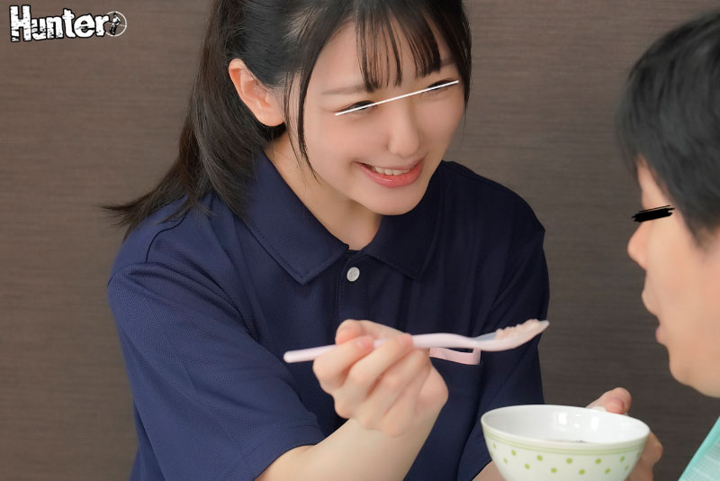 自宅に出張介護士を呼んだら気弱で優しい美人介護士がやってきた！甘えまくっても嫌がらないから思い切ってデカチンフル勃起を見せつけたらヤレるのか - Image 3
